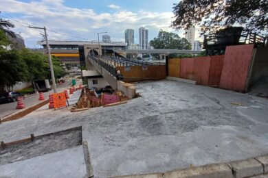 Calçada sendo pavimentada na passarela da estação Vereador José Diniz