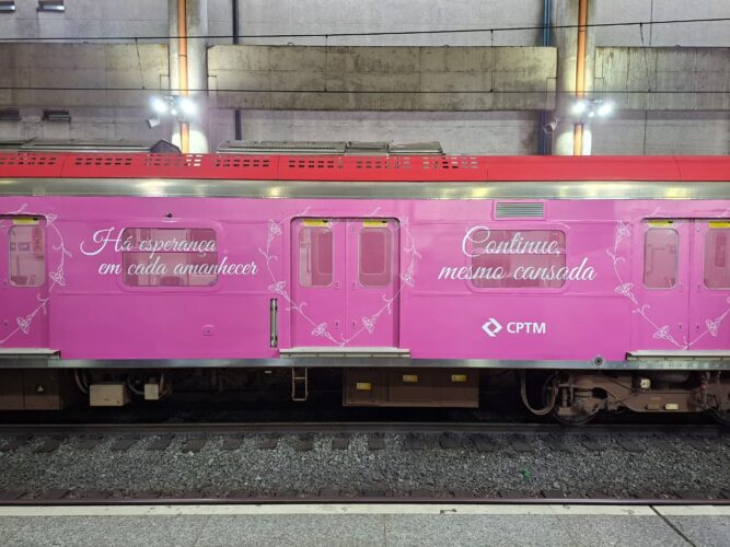 Trem adesivado em rosa homenageia mulheres e pessoas que superaram a luta contra o câncer
