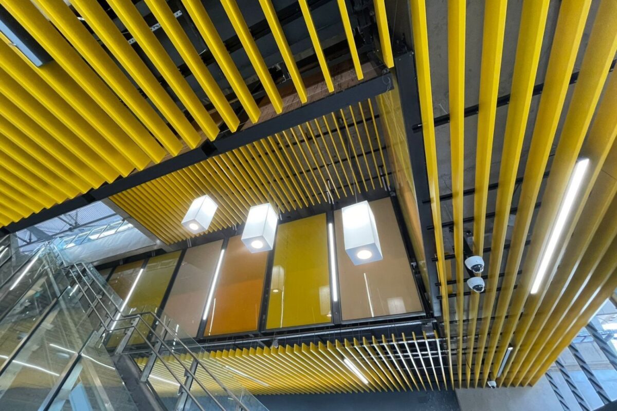 Iluminação e paineis revelam interior agradável