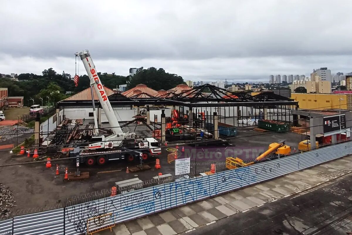 Máquinas no terreno da estação Largo do Taboão, da Linha 4-Amarela
