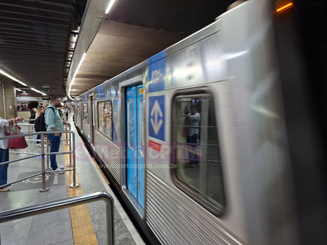 Passageiros aguardando trem na estaçaõ Paraíso da Linha 1-Azul