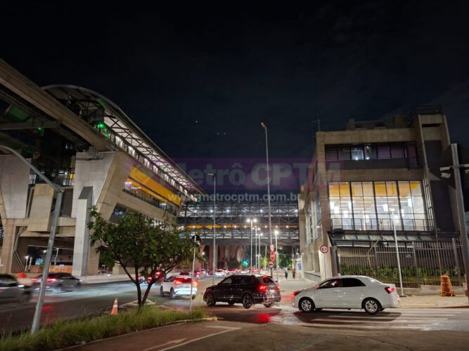 Estruturas da estação Campo Belo da Linha 17-Ouro dias antes de sua inauguração.