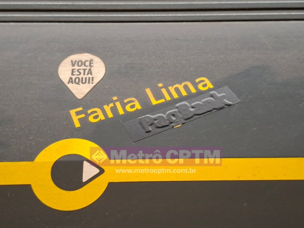 Adesivo esconde nome da empresa que adicionará sua marca a estação Faria Lima