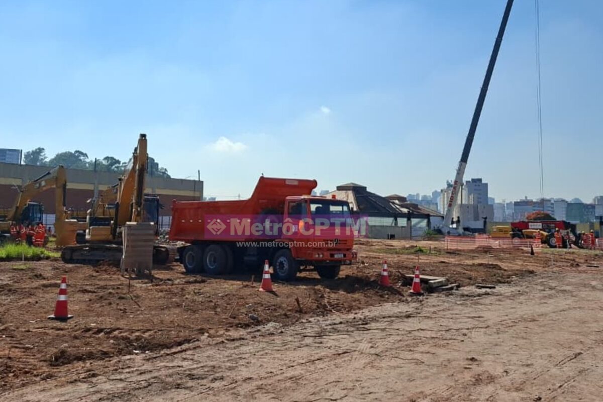 Movimentação de escavadeiras e caminhões em Taboão da Serra