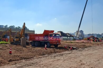 Movimentação de escavadeiras e caminhões em Taboão da Serra