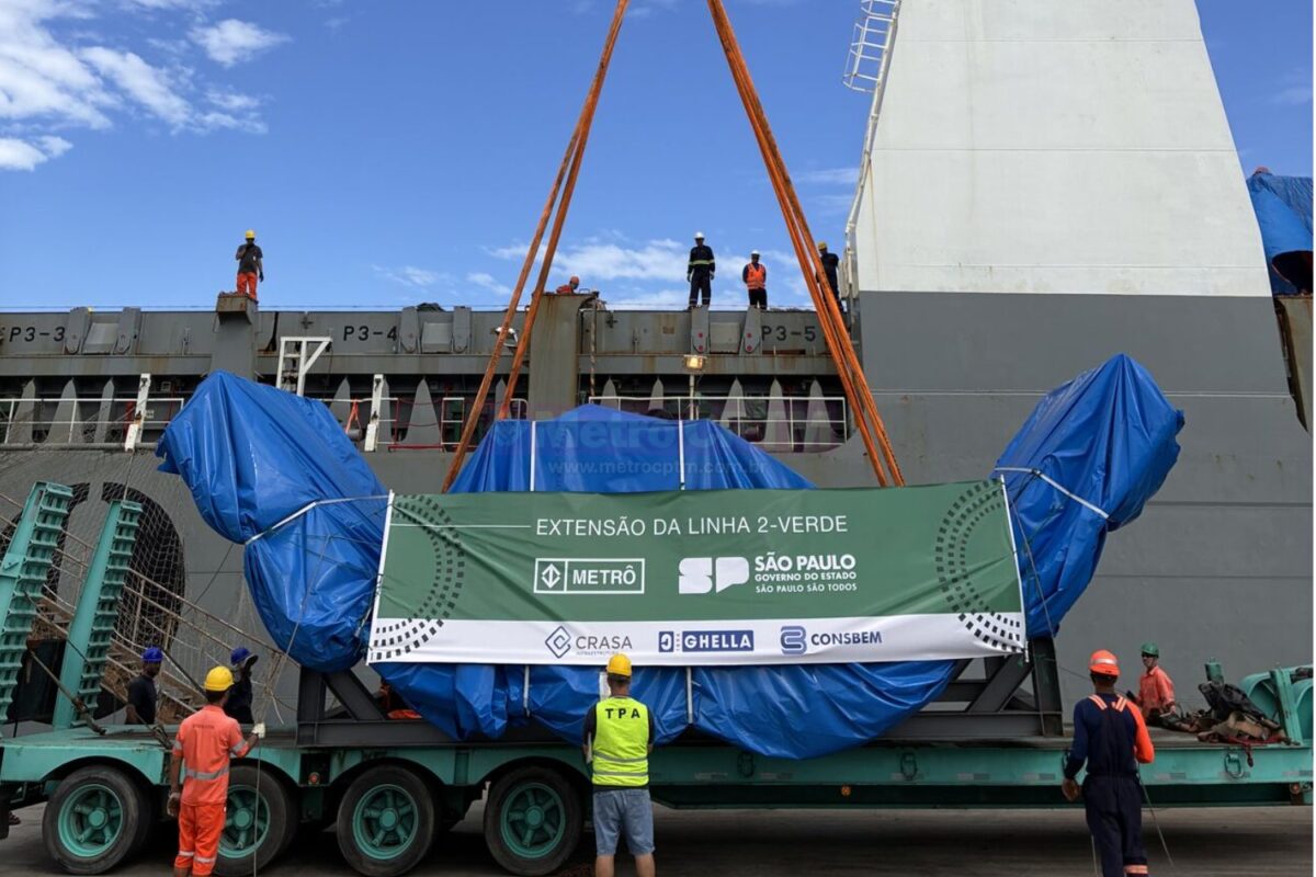 Peça do tatuzão da Linha 2-Verde em Guarulhos sendo desembarcada no Porto de São Sebastião