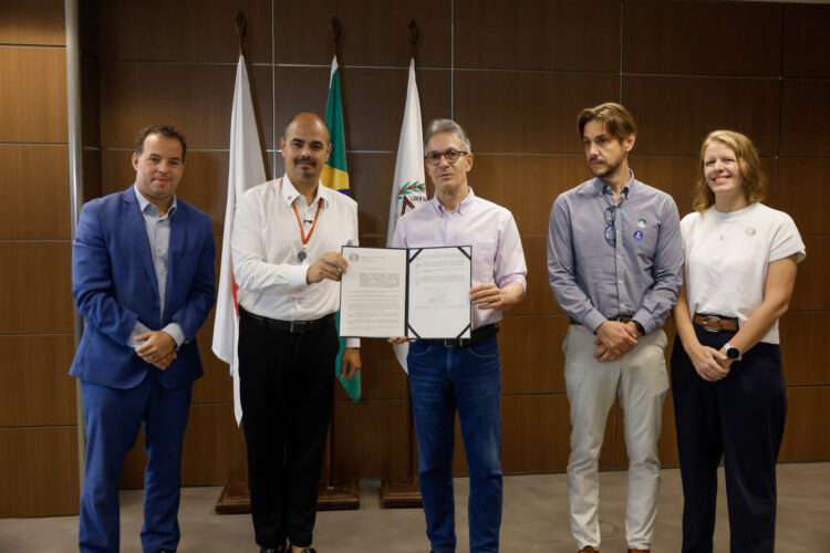 Governador Romeu Zema (centro) e outras autoridades durante assinatura de acordo de R$ 500 mil com o BID