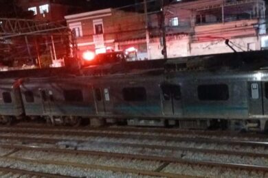 Trem da SuperVia parado perto da estação de Quintino após falha elétrica