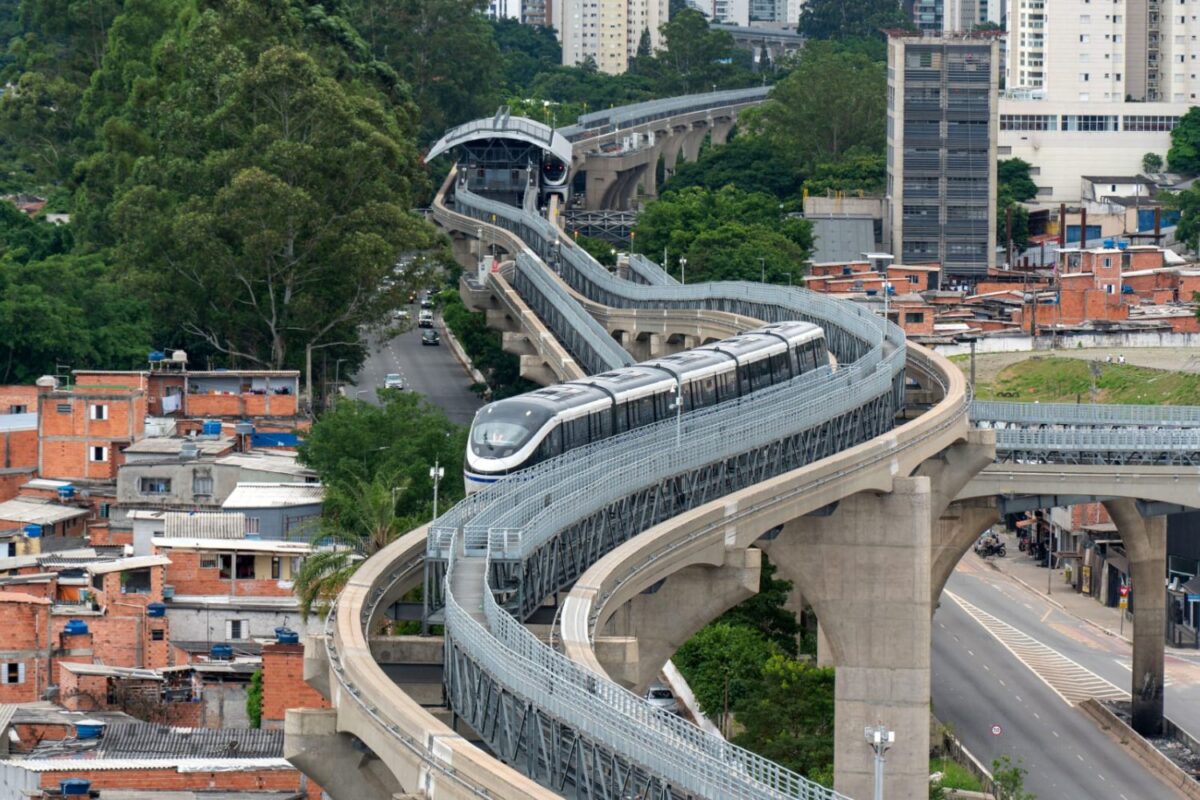 Trem da Linha 17-Ouro e ao fundo a estação Brooklin Paulista