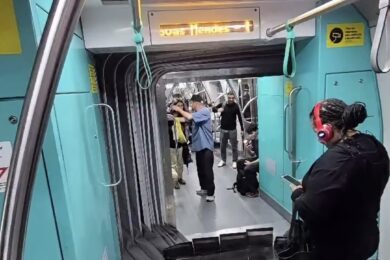 Passageiros junto a conexão entre dois carros do trem da ViaMobilidade descarrilado nesta terça, 31.