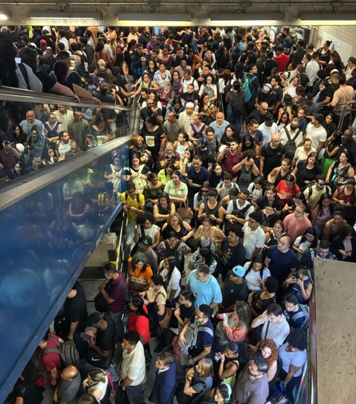 Área de acesso a plataforma da estação Luz da Linha 4-Amarela lotada.