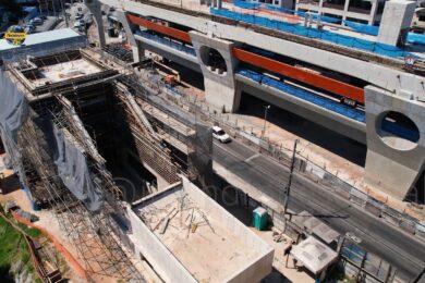 Acesso norte com estrutura de escadas em construção
