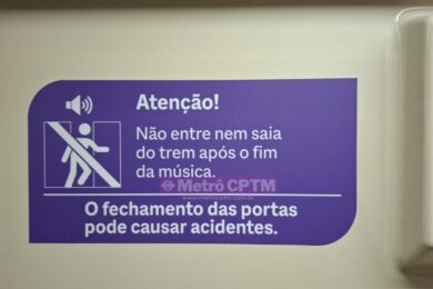 Adesivos a bordo do trem da Linha 4