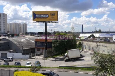 Ao fundo a Rodovia Dutra que dá nome à estação