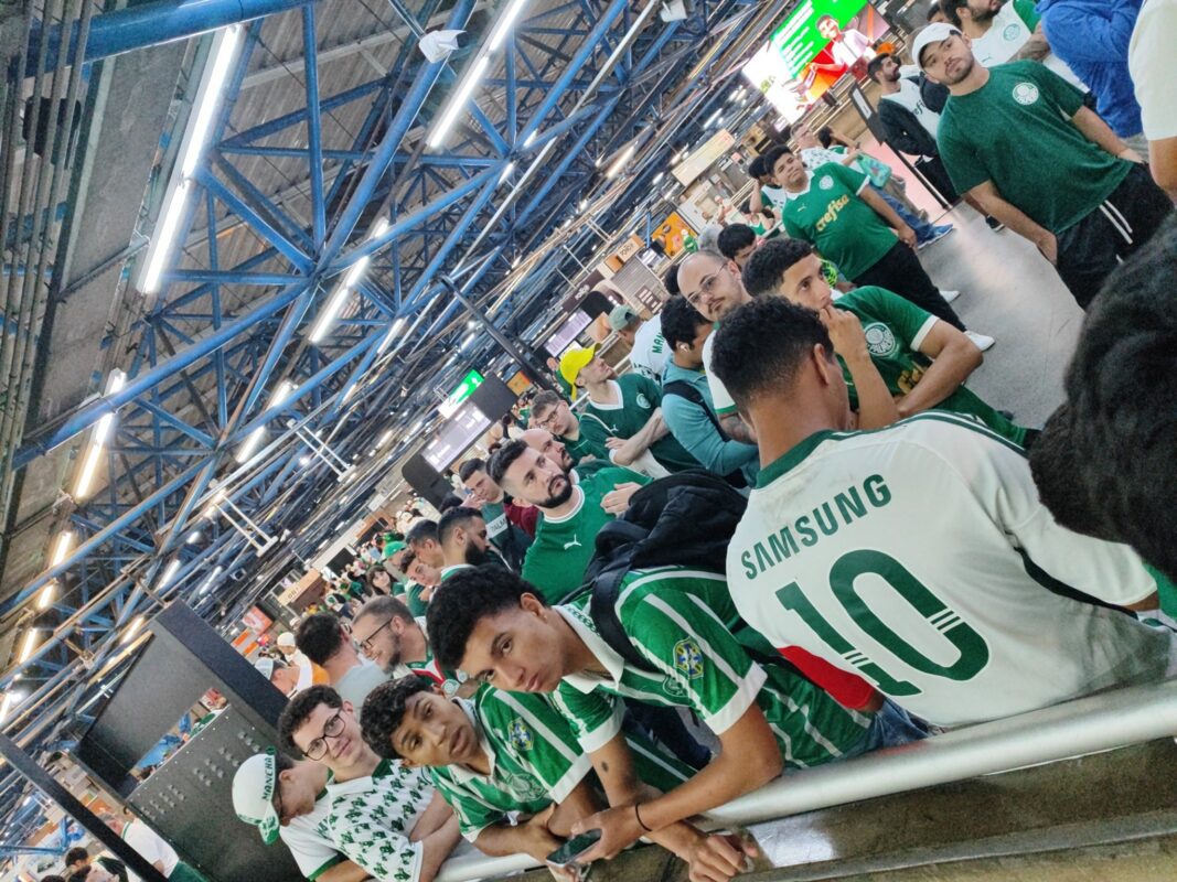Torcedores do Palmeiras após a meia noite em Palmeiras-Barra Funda, aguardando trem do Metrô em 2 de abril.