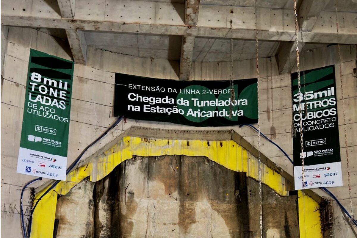 Faixas na estação Aricanduva para a chegada do tatuzão