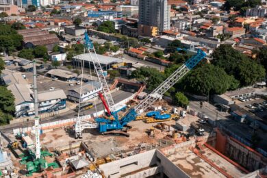 Guindastes usados para movimentar peças da tuneladora