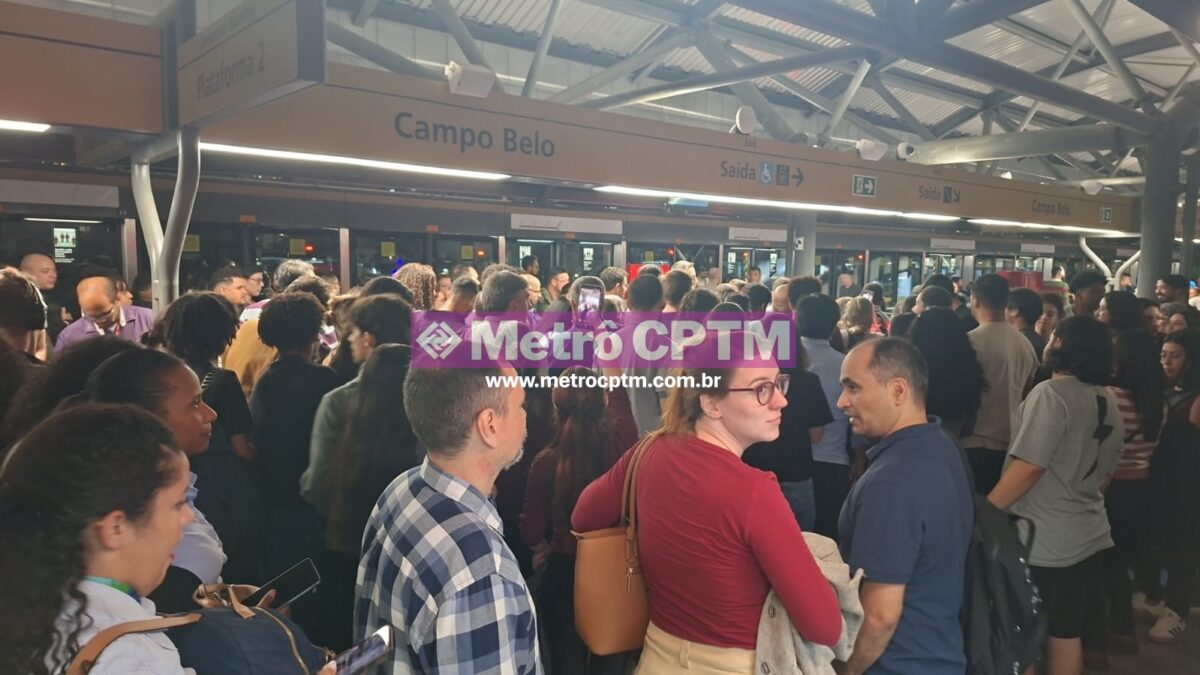 Passageiros vindos da estação Morumbi sentido Aeroporto, desembarcando em Campo Belo