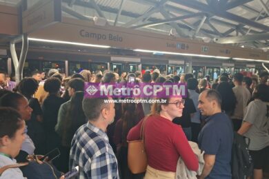 Passageiros vindos da estação Morumbi sentido Aeroporto, desembarcando em Campo Belo