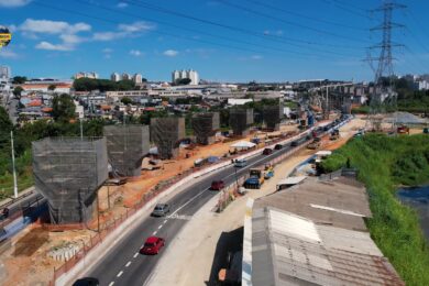 Novos pilares do monotrilho perto da atual extensão operacional