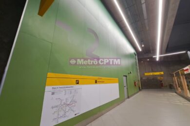 Piso -2 da estação Pinheiros na cor verde claro