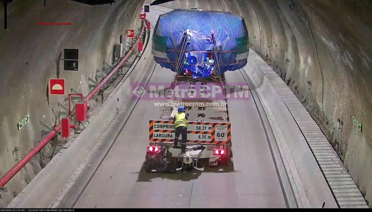 Carreta transportando peça do tatuzão da Linha 2-Verde rumo a São Paulo