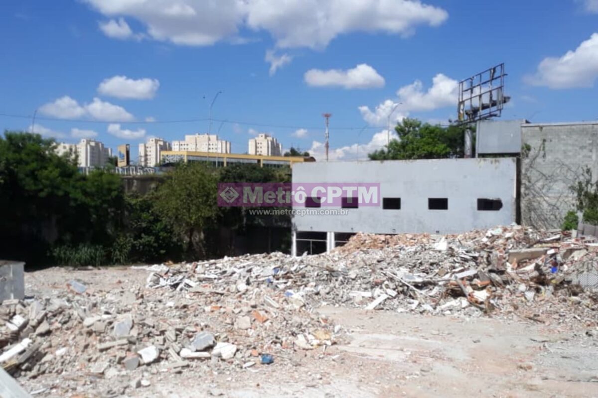 Terrenos sendo limpos para implantação da estação Dutra em Guarulhos