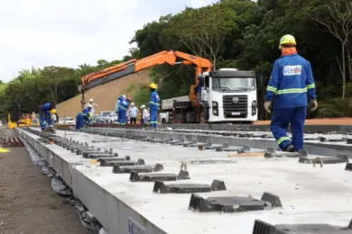 Canteiro de obras para construção de trecho do VLT da Bahia