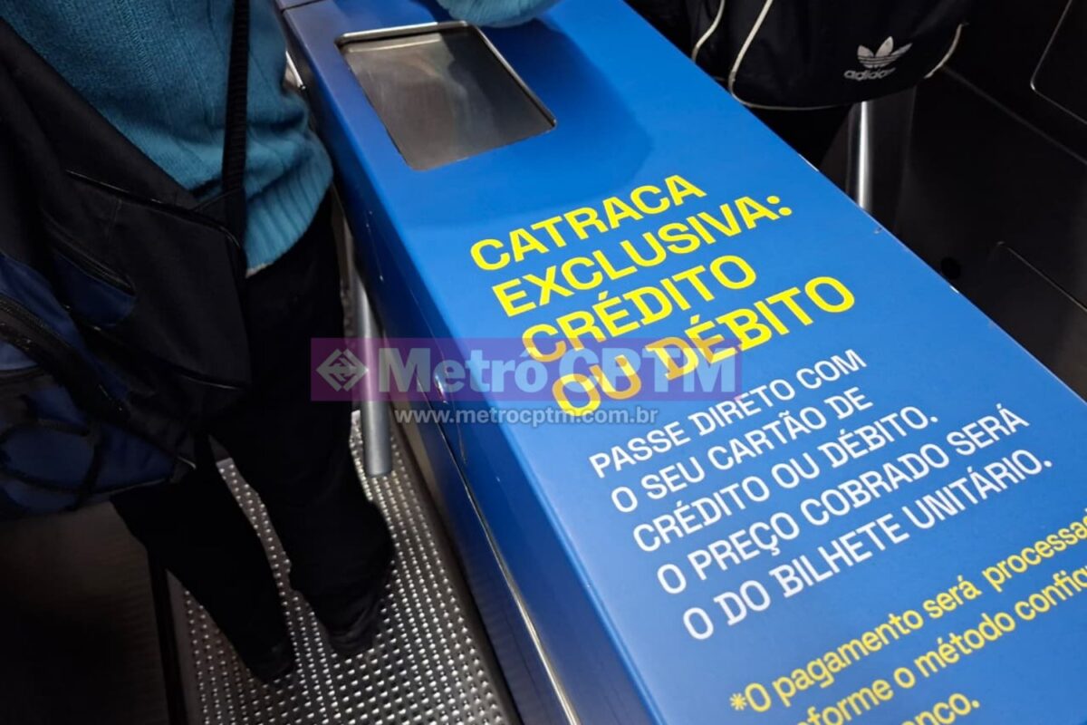 Catraca do Metrô de São Paulo, identificada para emprego de pagamentos por cartões de crédito ou débito