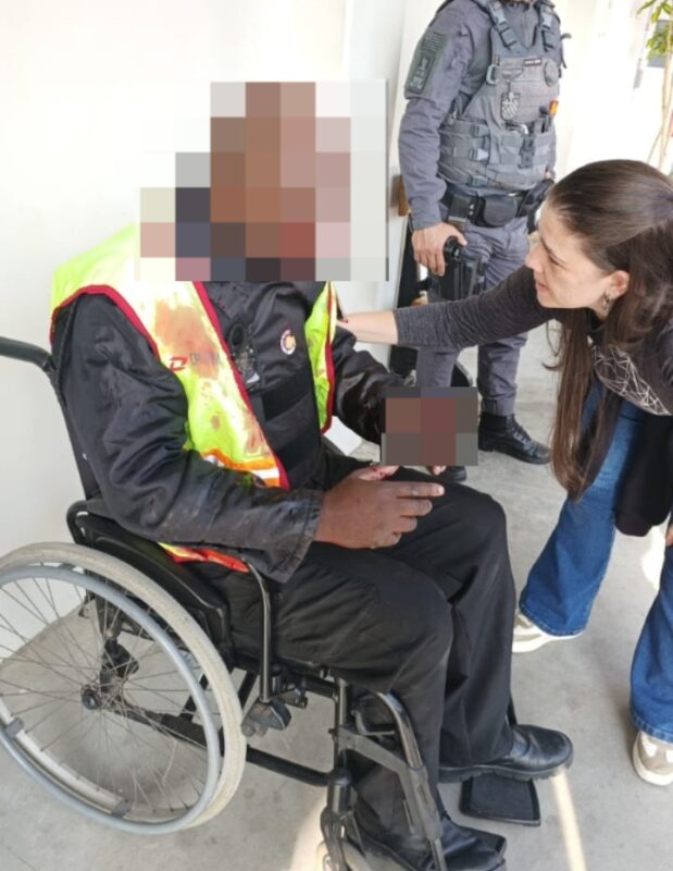 Uma as vítimas em cadeira de rodas, aguardando atendimento médico