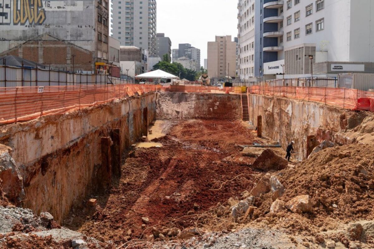 Fosso aberto para ampliação da estação São Joaquim e abertura de transferência entre a linha 1 e 6 de metrô.