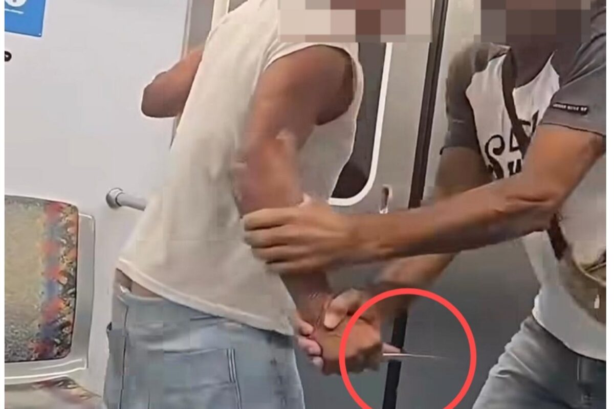 Dois homens brigando enquanto um usa faca em trem da Linha 7-Rubi