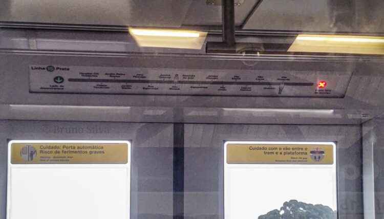 Painel de estações na área de portas do trem S30. da nova frota da Linha 15-Prata, durante testes pré-operacionais