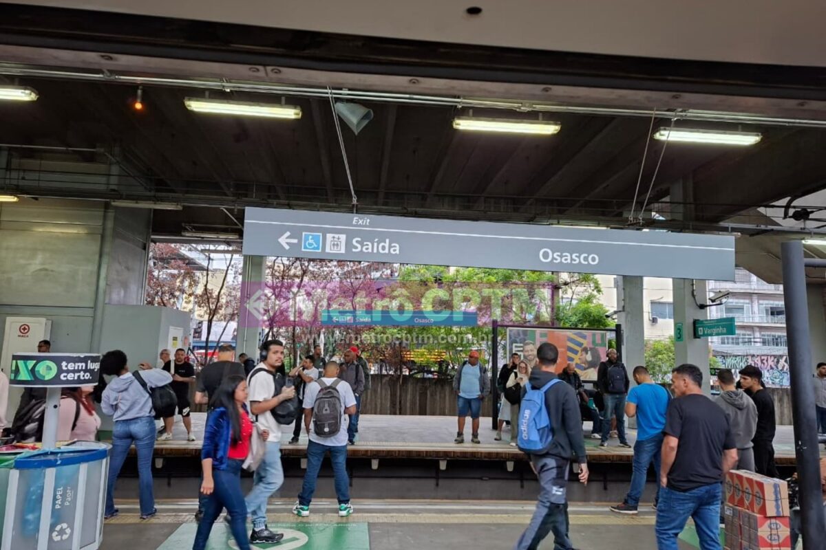 Passageiros aguardando trem da Linha 8-Diamante na estação de Osasco