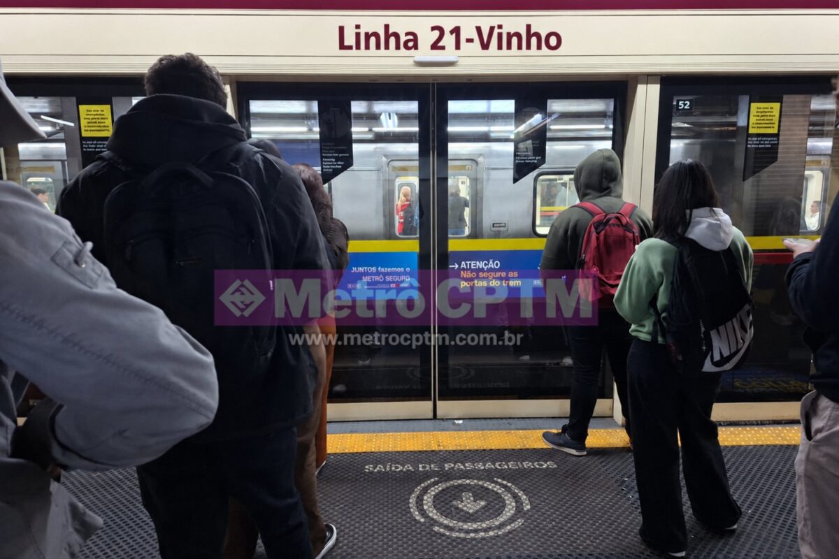 Passageiros aguardando trem na plataforma do Metrô de São Paulo - Linha 21-Vinho