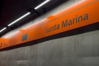 Placa da estação no nível de plataforma