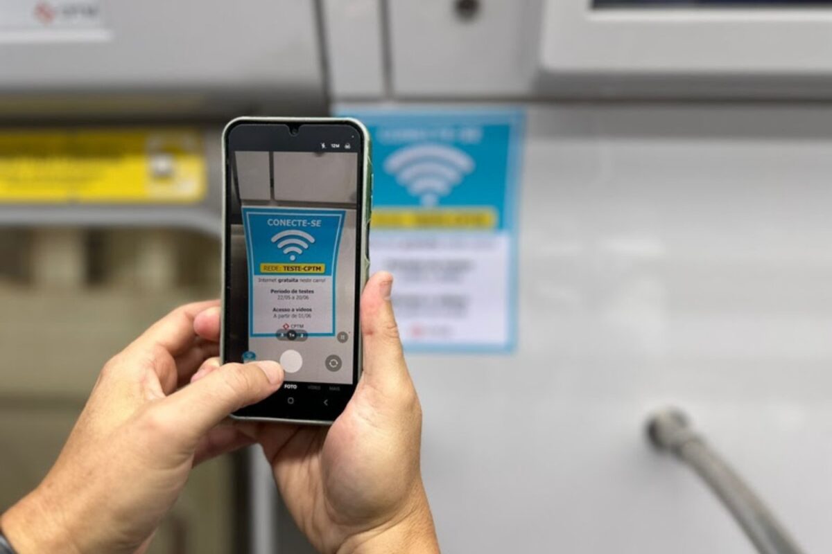 Selo instalado no interior do primeiro trem que oferece internet Wi-Fi gratuita aos passageiros