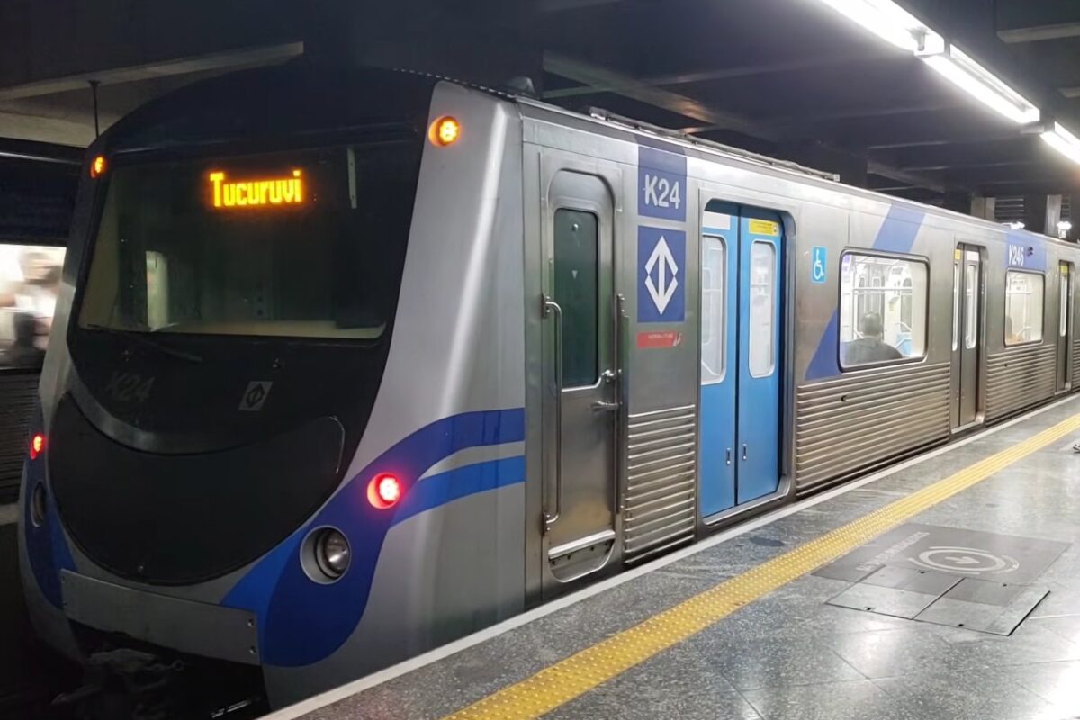 Trem K24 na Linha 1-Azul