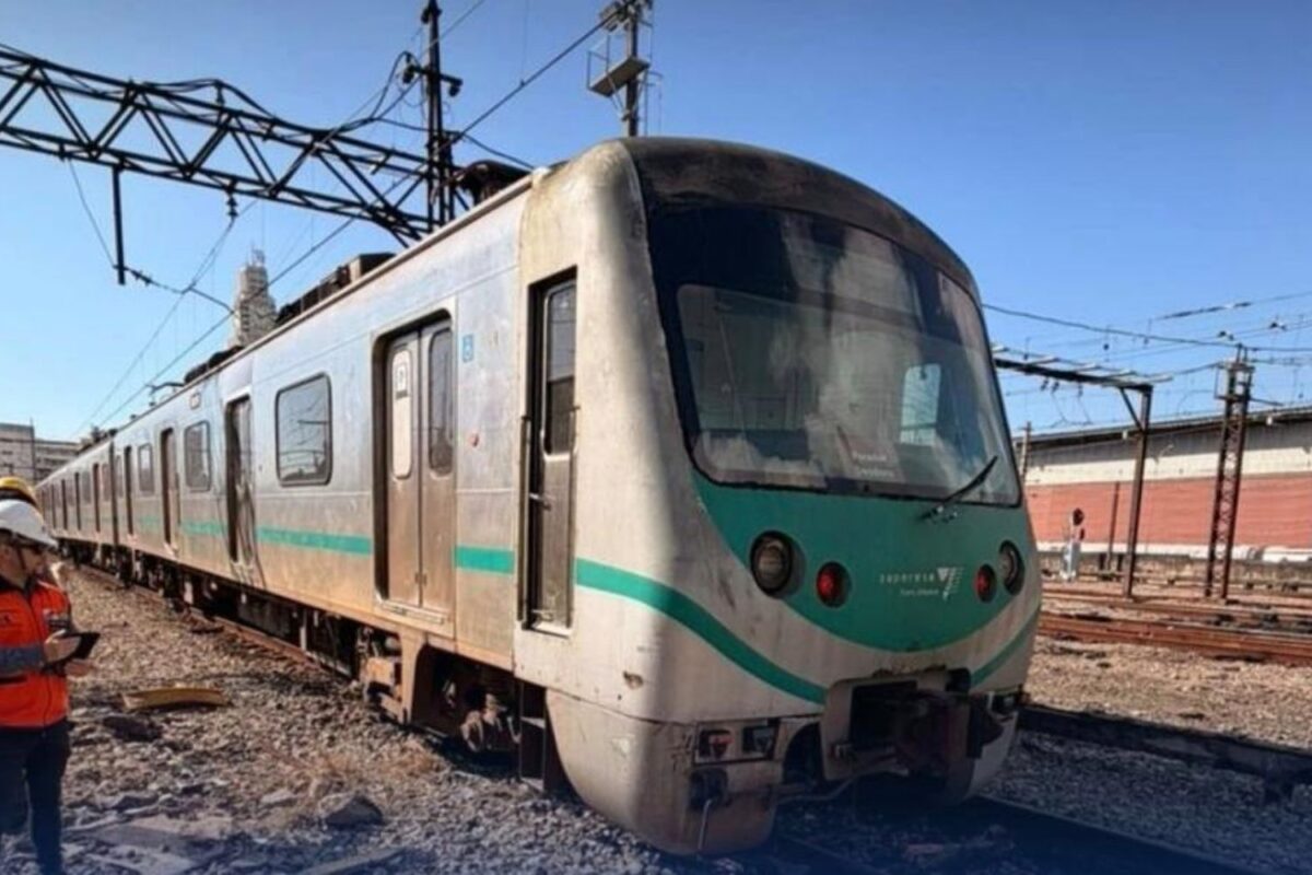 Agentes da Agetransp, vistoriando local do descarrilamento de trem, perto da Central do Brasil, nesta quinta, 18