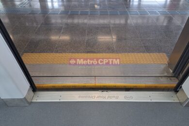 Alinhamento das portas do trem e de plataforma