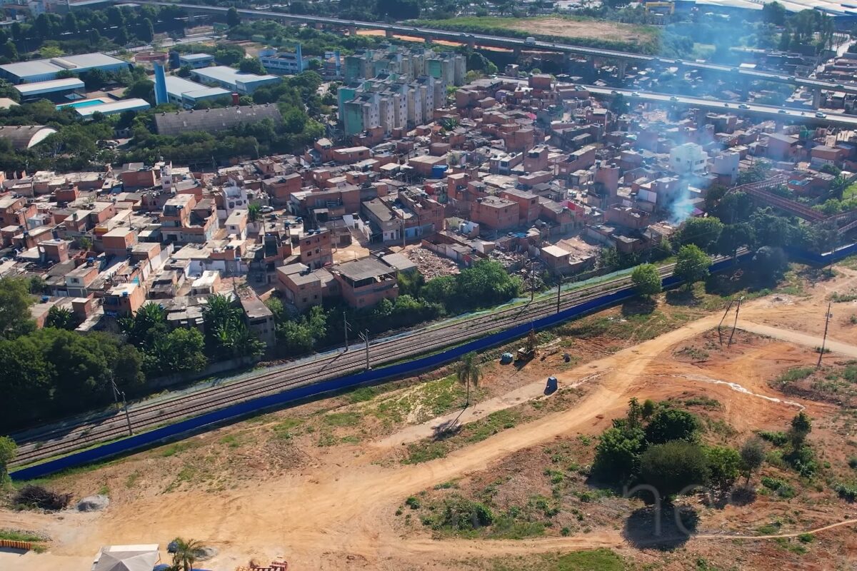 Ao fundo, após os trilhos, o núcleo Nova Kampala, que terá parte dos imóveis removidos para implantação da estação Gabriela Mistral