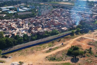 Ao fundo, após os trilhos, o núcleo Nova Kampala, que terá parte dos imóveis removidos para implantação da estação Gabriela Mistral