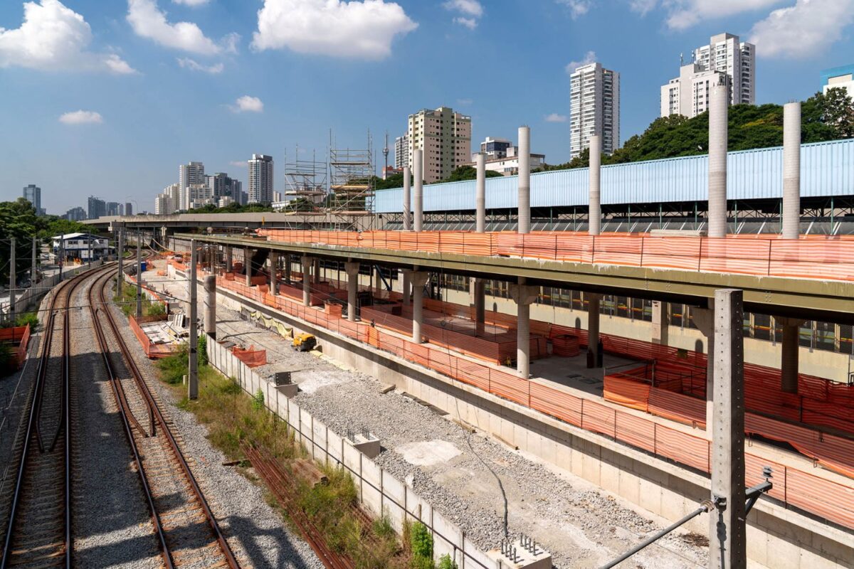 Ao fundo da estação Penha da Linha 3 e em primeiro plano plataforma da Linha 11