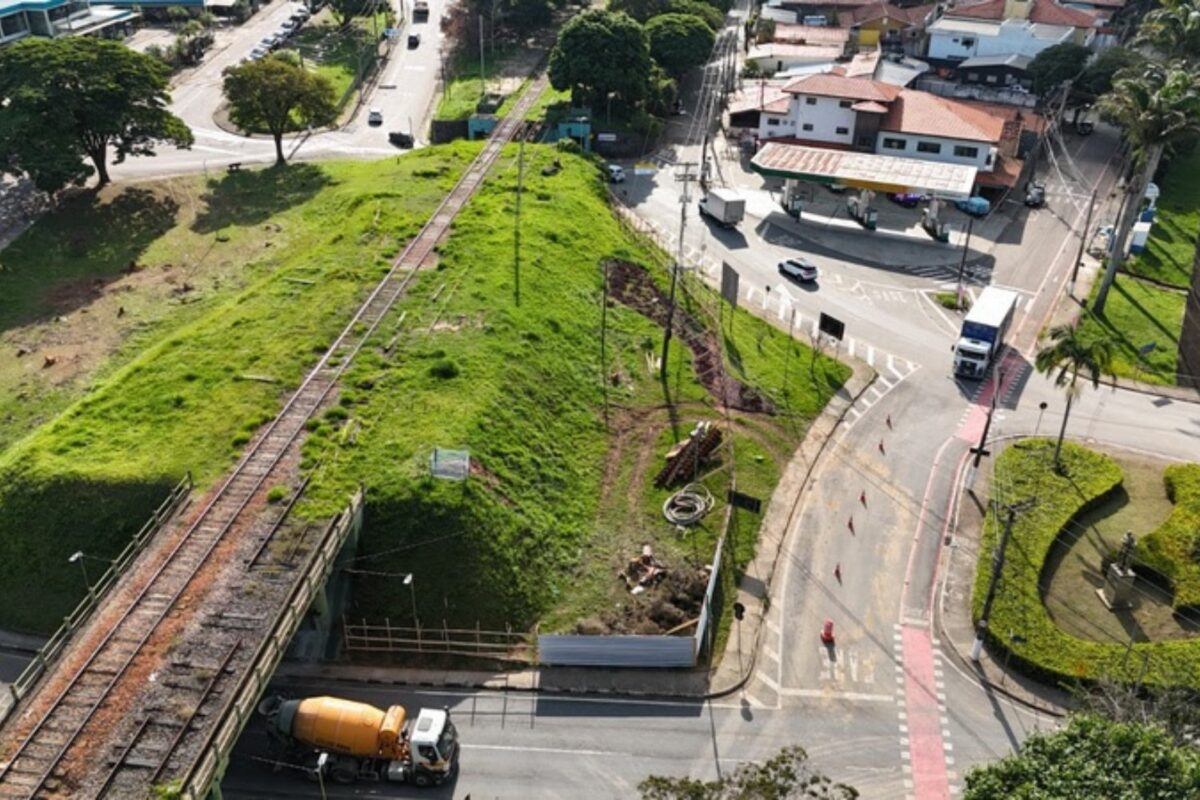Área próxima a viaduto ferroviário e estação de Vinhedo, estão recebendo proteção para isolar área das obras
