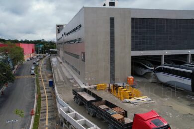 Calçada toma forma enquanto Linha 17 ainda não usa vários trens
