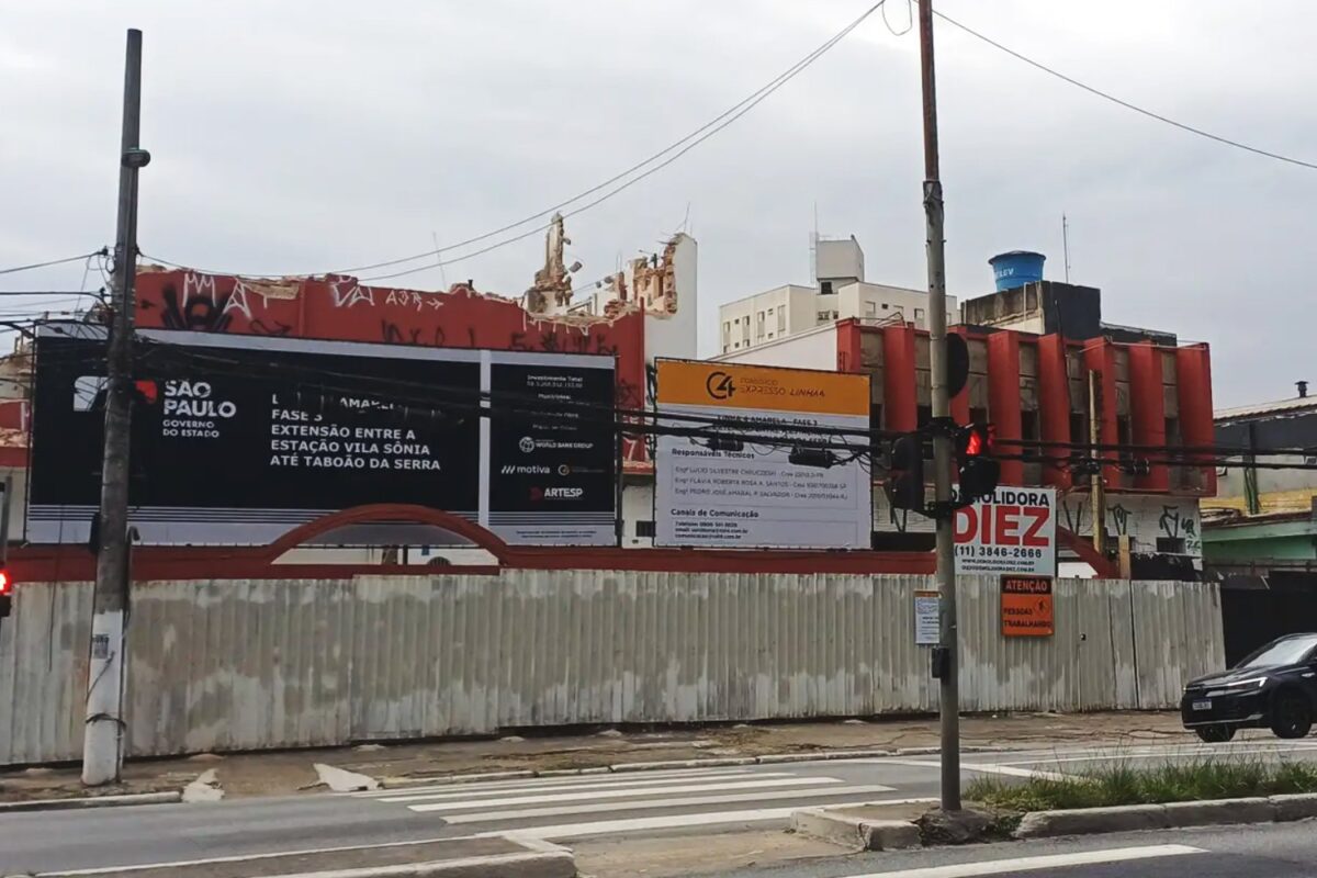 Demolições para construção da estação Chácara do Jockey