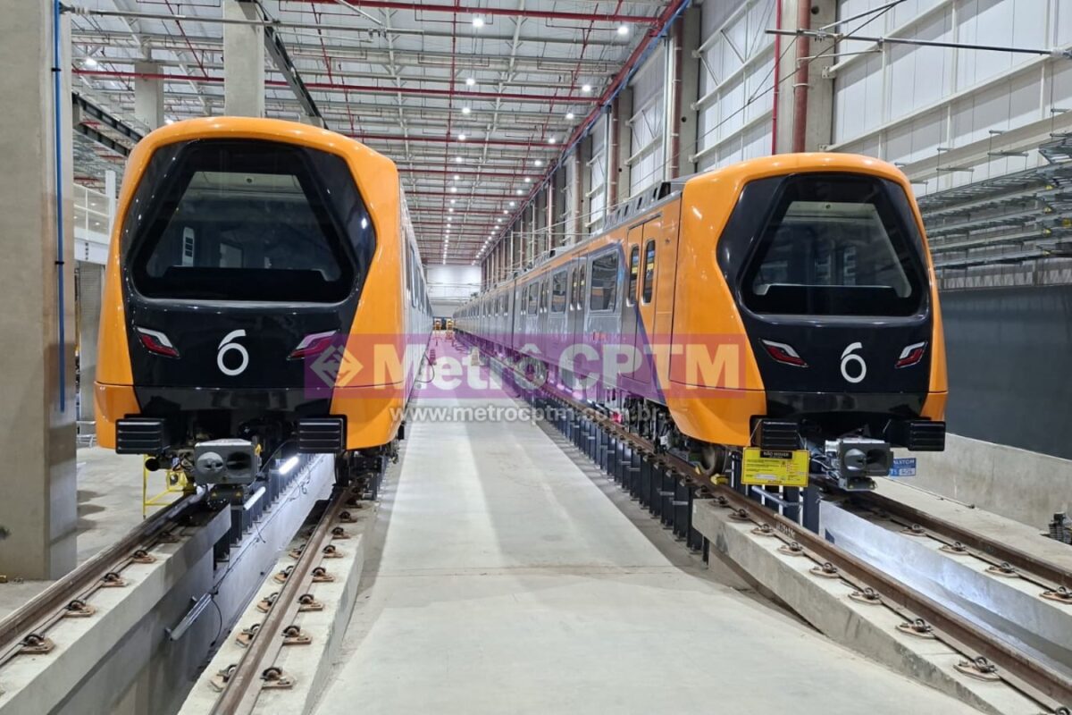 Dois dos novos trens para a Linha 6-Laranja de metrô, estacionados no Pátio Morro Grande