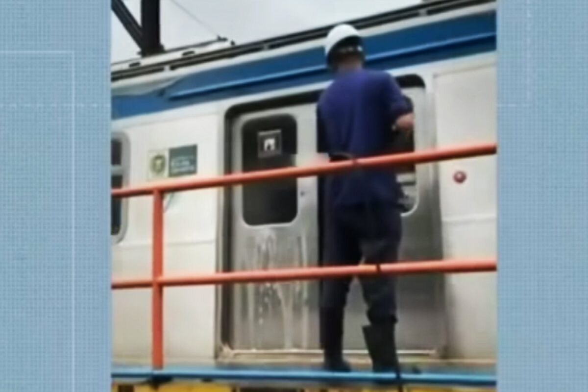 Funcionário da TrensRJ em meio à lavagem de trem