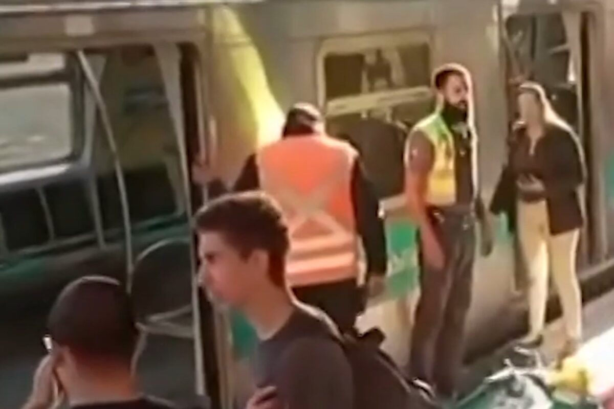 Funcionários isolam área para retirar passageiro dos trilhos