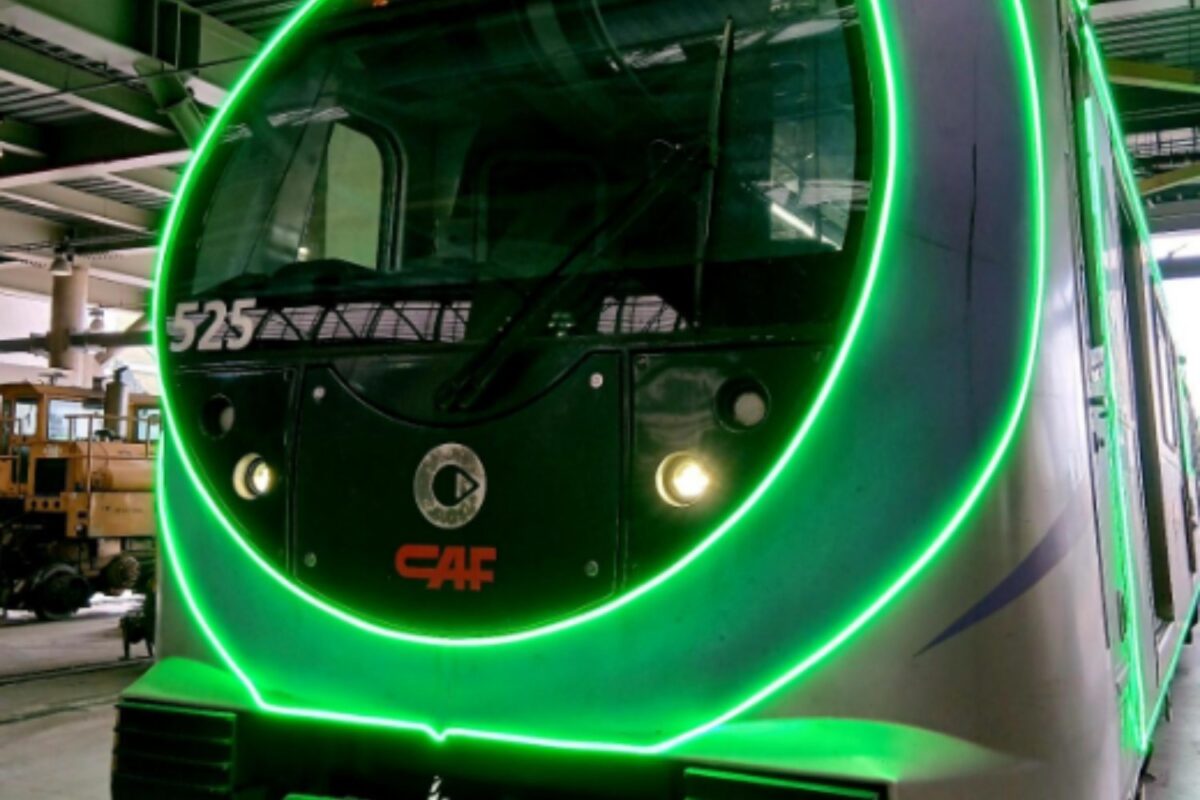 Imagem da máscara do trem da Linha 5-Lilás com as cores verde e amarela